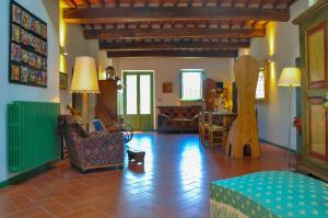 a living room with a cat sitting in the middle at Casa Alta in Pistoia