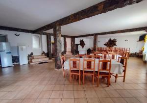a dining room with a table and chairs at Pensiunea Buzdugan in Moieciu de Jos