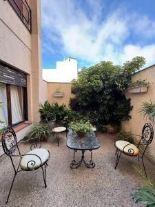 a patio with four chairs and a table and sidx sidx sidx at Habitación doble, excelente ubicación, con patio in Salta