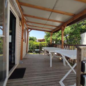 Balkoni atau teres di Le 384 mobil home Clim