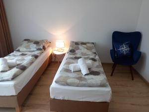 Rúm í herbergi á Mowita