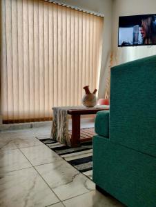 a living room with a green couch and a table at Descanso en el Sur in Playa Unión