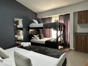 a bedroom with two bunk beds in a room at TORRE EJECUTIVA Hotel in Pereira