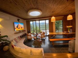 TV a/nebo společenská místnost v ubytování Villa 107 Thang Mây Villa Resort, Ba Vì
