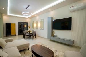 un soggiorno con un divano e un tavolo di Teranga Baobab a Dakar