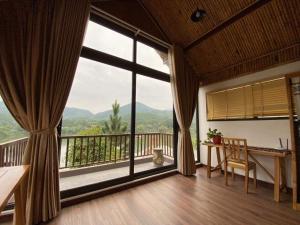 Nespecifikovaný výhled na hory nebo výhled na hory při pohledu z vily