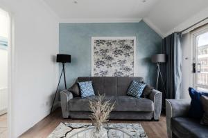 a living room with a couch and a table at Lovely & Cosy 2BR 2Bath 'Penthouse' Steps to Hyde P in London +18 photos