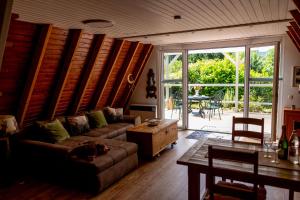 a living room with a couch and a table at Roter Fuchsbau am Eichwald in Gossersweiler-Stein