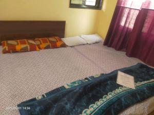 Letto o letti in una camera di Saurabh Guest House, Akkalkot