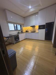 Η κουζίνα ή μικρή κουζίνα στο The Invite Apartment