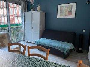 een slaapkamer met een bed, een kast en een raam bij Centre ville Appartement 4 personnes in Cauterets