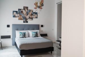 ein Schlafzimmer mit einem Bett und einem Gemälde an der Wand in der Unterkunft La Residenza del Barone in Camerota