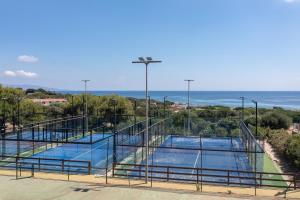 Tenis a/nebo squash v ubytování Cala Lupo Resort nebo okolí
