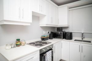 Køkken eller tekøkken på Cosy Private cottages 3 bedroom salt pool DSTV + 35 billeder