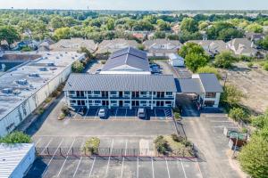 ヒューストンにあるOYO Hotel Houston N Fm-1960 Champions TXの駐車場付き建物の空中ビュー