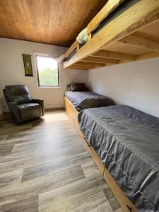 Voodi või voodid majutusasutuse Le Calme en Forêt - Lac Privé toas