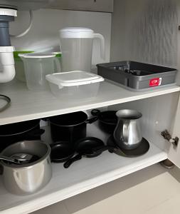 a kitchen with pots and pans on a shelf at Moderno y cómodo cerca al cable in Manizales