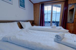 Postel nebo postele na pokoji v ubytování Hotel Wildbach Brienz