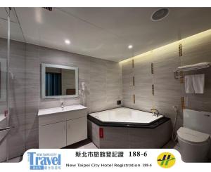 探索汽车旅馆-永和分馆的一间浴室