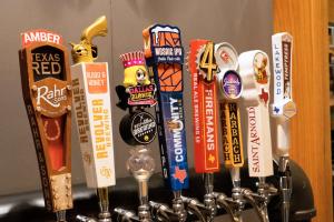 Embassy Suites by Hilton Fort Worth Downtown酒廊或酒吧区