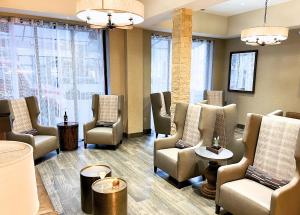 Embassy Suites by Hilton Fort Worth Downtown的休息区