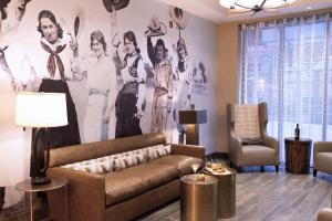 Embassy Suites by Hilton Fort Worth Downtown的休息区