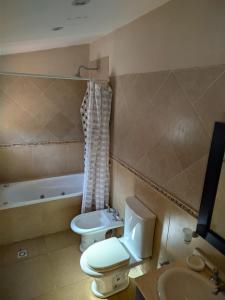 un bagno con un water, un lavandino e una vasca di Berta Vidal - Confort, Jacuzzi and Naturaleza a El Durazno