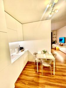 Μια τηλεόραση ή/και κέντρο ψυχαγωγίας στο THE APPARTMENT iN THE CITY CENTER