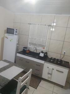 克里西玛Espaço Vendrame的一个小厨房，里面有水槽和冰箱
