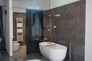 ein Badezimmer mit Badewanne, Toilette und Waschbecken in der Unterkunft La Residenza del Barone in Camerota + 88 Fotos