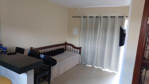 マリカーにあるRecanto do gauchoの小さなベッドルーム(ベッド1台、カーテン付きの窓付)が備わります。