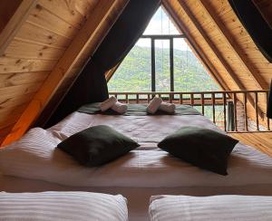 En eller flere senge i et værelse på Rizelove Bungalov