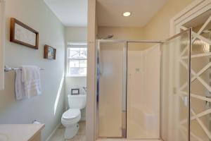 Ένα μπάνιο στο Waterfront Home on Private Lake Granbury Cove +27 φωτογραφίες