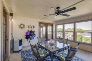 Χώρος καθιστικού στο Waterfront Home on Private Lake Granbury Cove
