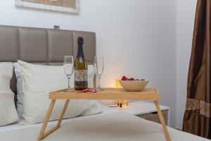 a table with a bottle of wine and glasses on a bed at Glenridge Resort By Albufeira Rental in Albufeira