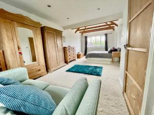 a living room with a couch and a bed at Harbourways Emsworth, Pet Friendly Coastal Retreat, Contractors & Leisure, Free Parking, Walk to Pubs in Emsworth