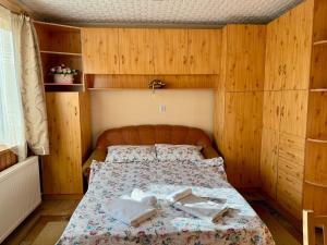 a bedroom with a bed with two towels on it at Bettina Vendégház in Sovata