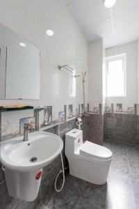 Koupelna v ubytování LOMO house