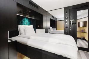 Llit o llits en una habitació de Vox Hotel