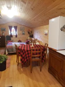 Giường trong phòng chung tại Le refuge aux coquelicots