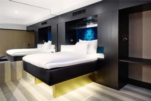 Llit o llits en una habitació de Vox Hotel