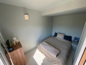 a small bedroom with a bed in a room at Maison dans les dunes à 150m de la plage pour 7 personnes - FR-1-482-159 in Quend