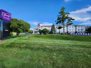 トラバースシティにあるSleep Inn & Suites Bay View Acme - Traverse Cityの庭付きの建物前の看板