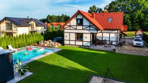 Kolam renang di atau dekat dengan Amber House