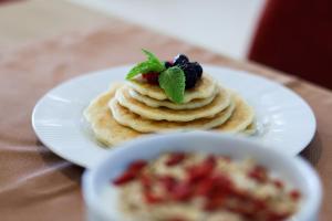 Makanan di atau berdekatan hotel
