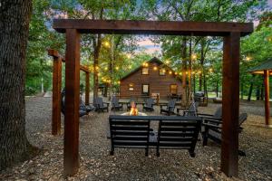 Κήπος έξω από το Sleeps 16, Hot Tub, Game Room, Pets, Firepit, Secluded, 2 acres