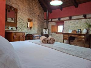Ένα ή περισσότερα κρεβάτια σε δωμάτιο στο Casa Rural Arco Navarra