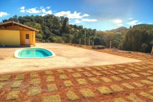 a small swimming pool in the middle of a driveway at Pousada Recanto Dilello in Socorro