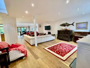 Μια τηλεόραση ή/και κέντρο ψυχαγωγίας στο Harbourways, Coastal Retreat for Contractors & Leisure, Pet Friendly, Free Parking & Walk to Pubs