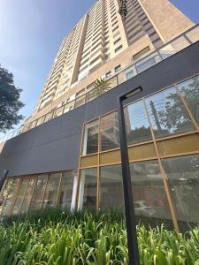 ein hohes Gebäude mit vielen Fenstern in der Unterkunft TrevizZo Allianz Parque Palmeiras in São Paulo